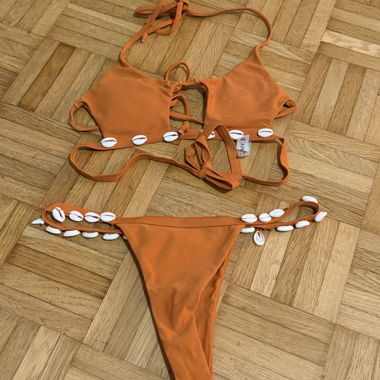 Ensemble de bikini à découpe coquillages orange