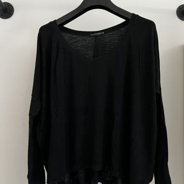 Schwarzes langärmliges Shirt