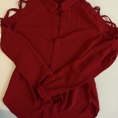 Blusa rossa con dettagli con lacci