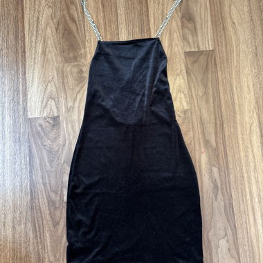 Schwarzes Trägerkleid mit Strass