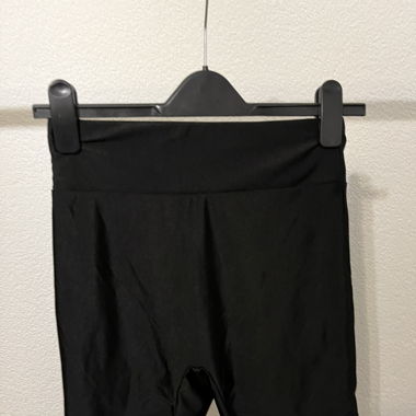 Short de sport noir, taille S, idéal pour l'été!