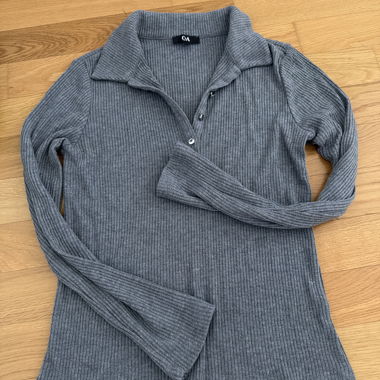 Grauer Rippstrick-Pullover