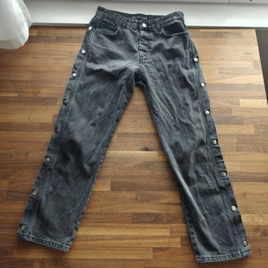Jeans - schwarz mit Knöpfen.