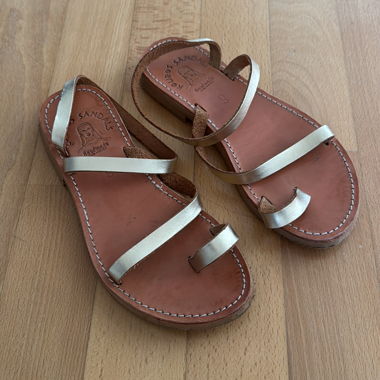 Handgefertigte goldene Ledersandalen