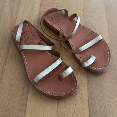 Handgefertigte goldene Ledersandalen