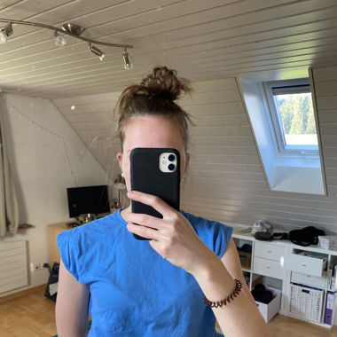 Blaues Shirt