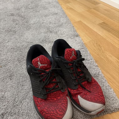 Jordan Sneakers red/black