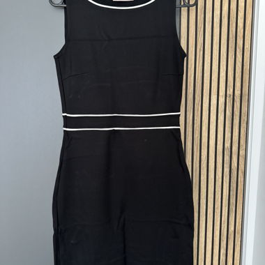 Robe noire sans manches Anna Field
