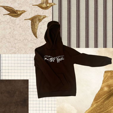 Felpa con cappuccio marrone con stampa mano