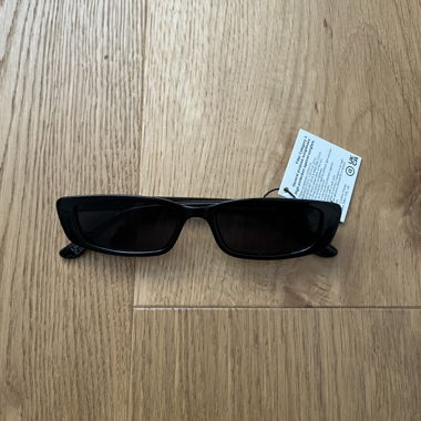 Narrow square sunglasses in shiny black