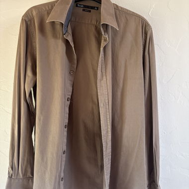 Beige Hemd mit langen Ärmeln
