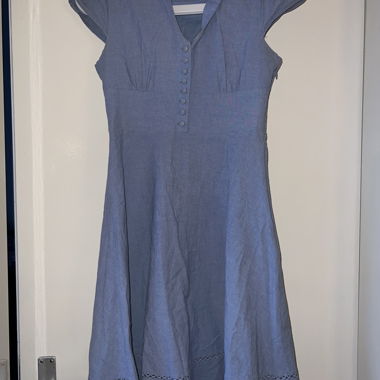 Robe bleue boutonnée