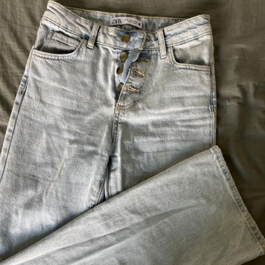 Jean droit Zara avec détail boutonné