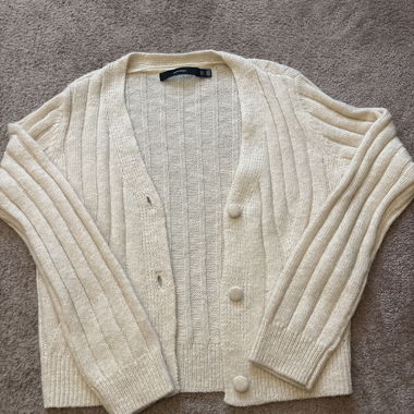 Cremefarbener Strickcardigan mit Knöpfen