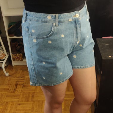 Short en jean avec broderies fleurs 