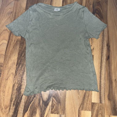 Grünes Ripp-T-Shirt mit Wellen-Saum