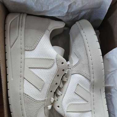 Veja V-10 Sneaker