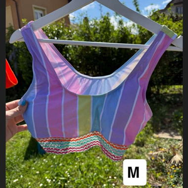 Haut de maillot court à motifs colorés