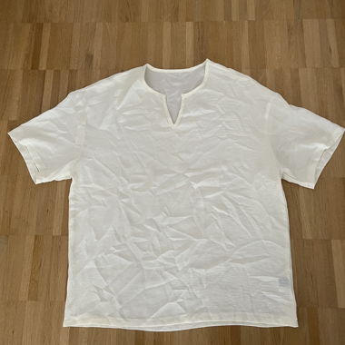 Weisses T-Shirt mit weitem V-Ausschnitt