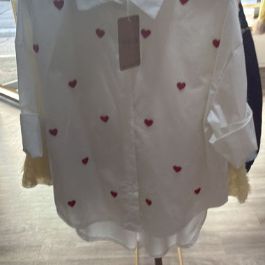 Chemise blanche à coeurs rouges