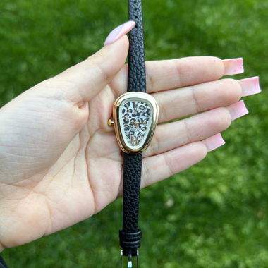 Schwarze und goldene Armbanduhr