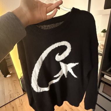 Schwarzer Strickpullover