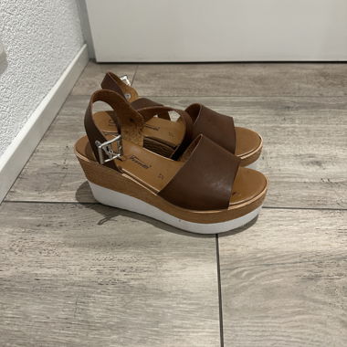 Braune Plateausandalen