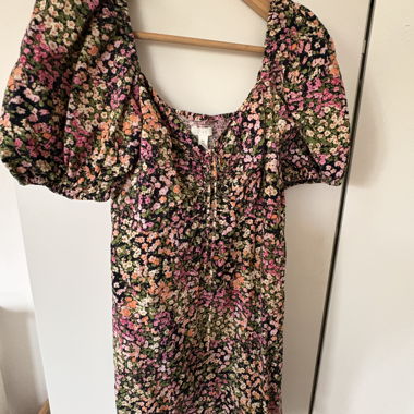Blumenkleid mit Puffaermeln
