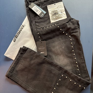 AMICCI Jeans mit Nieten & Kette – neu, ungetragen