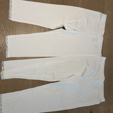 Weisse Hose mit Spitzenbesatz