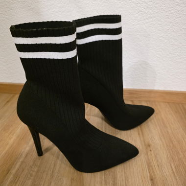 Schwarze Sock-Boots mit Stilettoabsatz