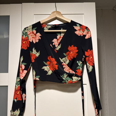 Geblümtes Wickel-Crop-Top mit langen Ärmeln