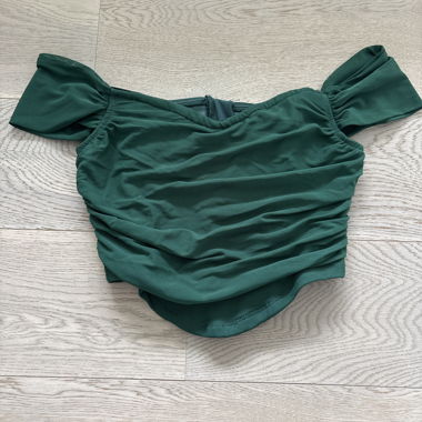 Top verde con scollo spalle scoperte