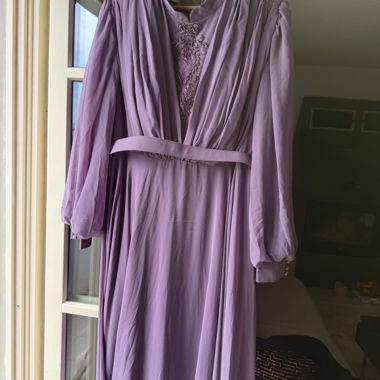 Lila Langarmkleid mit Stickerei