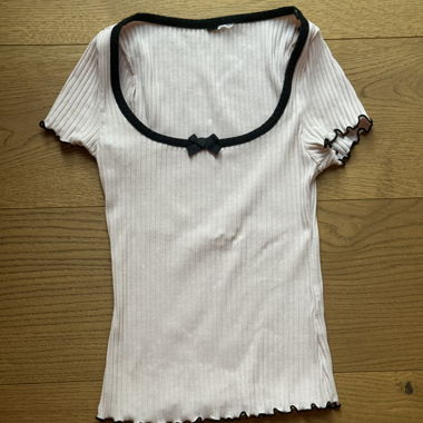 pinkes top mit ausschnitt 