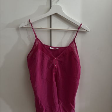 Haut à fines bretelles fuchsia