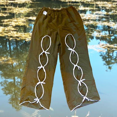 Pantaloni verde kaki con fiocchi