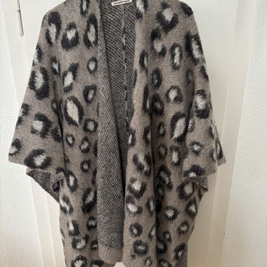 Country Road Cardigan-Schal aus Strick mit Leopardenmuster