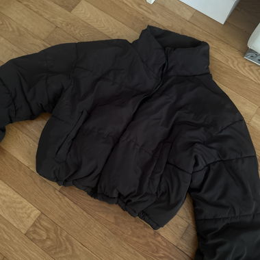 Schwarze Pufferjacke
