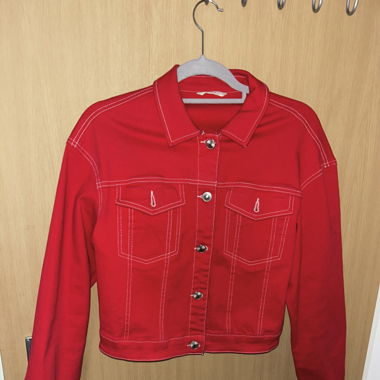 Veste en jean rouge 