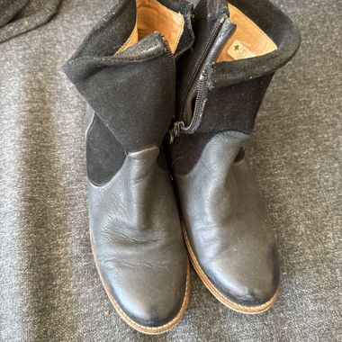 Schwarze Lederstiefeletten