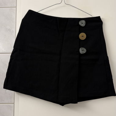 Schwarze Hosen mit Steinen