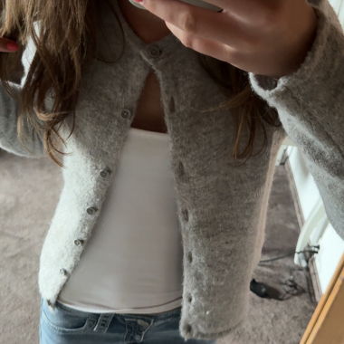 Graue Strick-Strickjacke mit Knöpfen