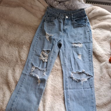 Jeans oversize strappati