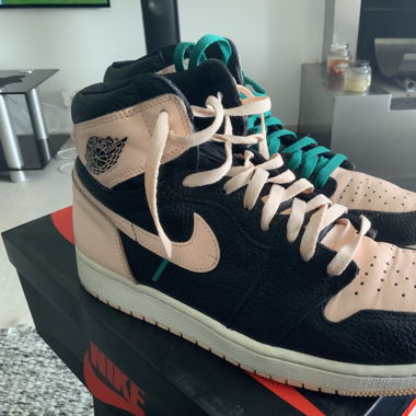Jordan 1 High Retro OG - Black Crimison Tint