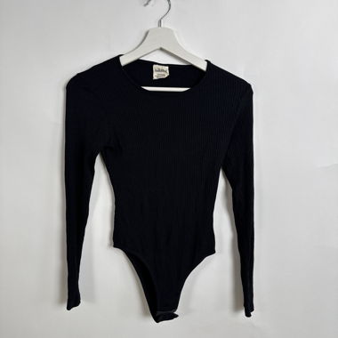 Schwarzer Ripp-Bodysuit mit offenem Rücken