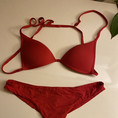 Rotes Bikini mit Unterteil