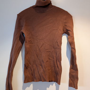 Maglione a collo alto costine marrone