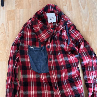 Rotes Asymmetrisches kariertes Hemd 