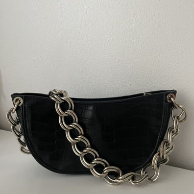 Shoulder bag with chain